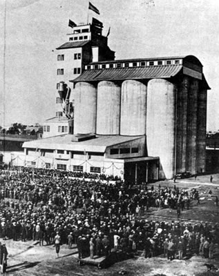 Uriburu durante la inauguración del Elevador terminal de Rosario, julio de 1931. En La Nación.